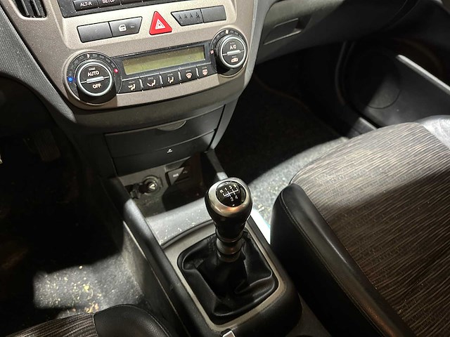 Kia cee'd sporty wagon 1.6 business edition 122pk 2008, 11-zd-rf youngtimer - afbeelding 17 van  37