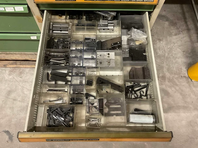 Kind werkplaatskast met machine onderdelen - afbeelding 2 van  13