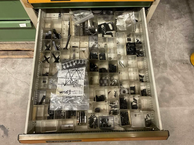Kind werkplaatskast met machine onderdelen - afbeelding 3 van  13