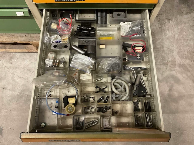 Kind werkplaatskast met machine onderdelen - afbeelding 4 van  13