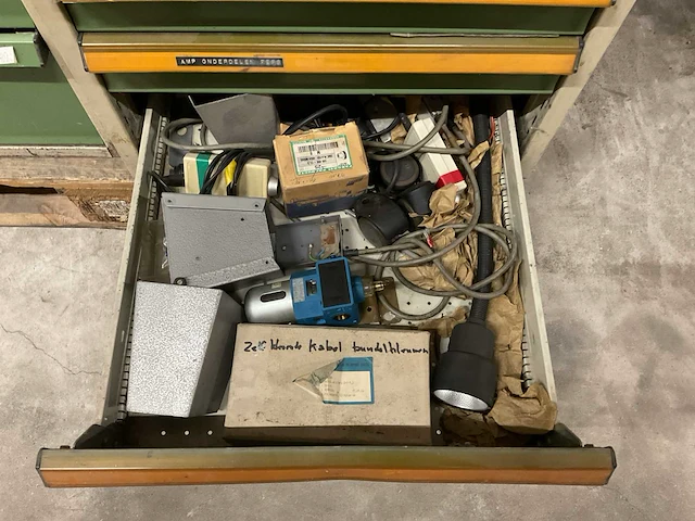 Kind werkplaatskast met machine onderdelen - afbeelding 5 van  13