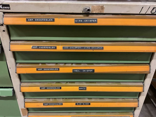 Kind werkplaatskast met machine onderdelen - afbeelding 6 van  13