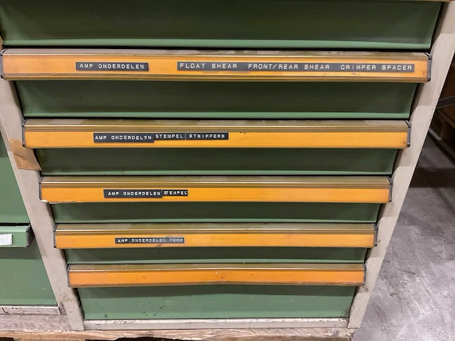 Kind werkplaatskast met machine onderdelen - afbeelding 7 van  13