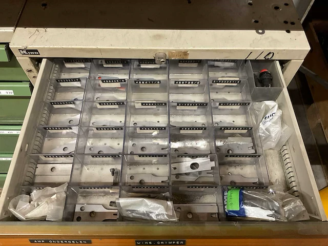 Kind werkplaatskast met machine onderdelen - afbeelding 8 van  13