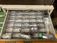 Kind werkplaatskast met machine onderdelen - afbeelding 8 van  13