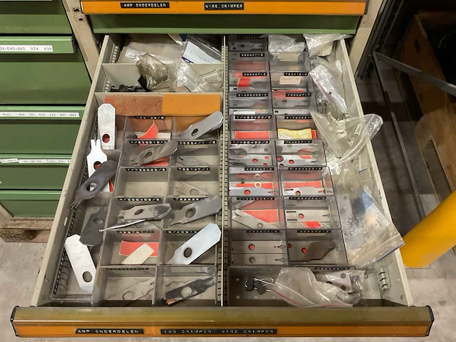 Kind werkplaatskast met machine onderdelen - afbeelding 9 van  13