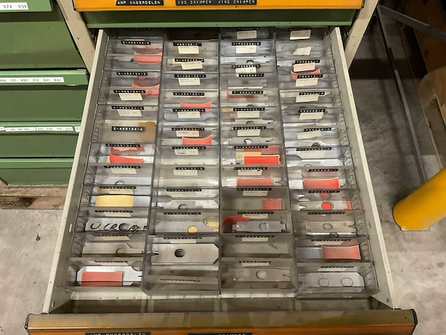 Kind werkplaatskast met machine onderdelen - afbeelding 10 van  13