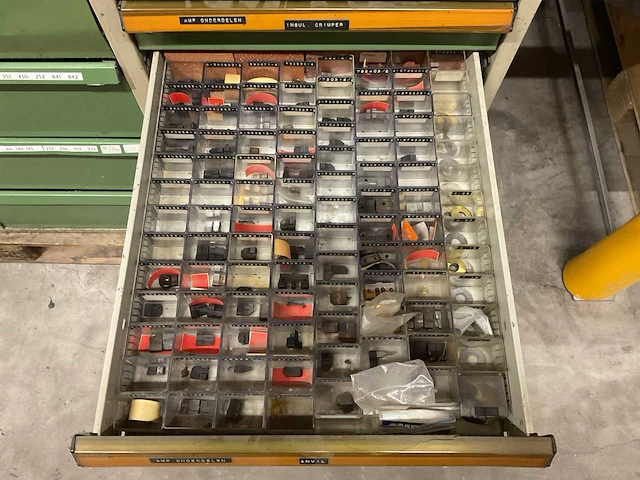 Kind werkplaatskast met machine onderdelen - afbeelding 11 van  13
