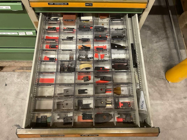 Kind werkplaatskast met machine onderdelen - afbeelding 12 van  13
