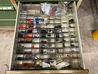 Kind werkplaatskast met machine onderdelen - afbeelding 13 van  13