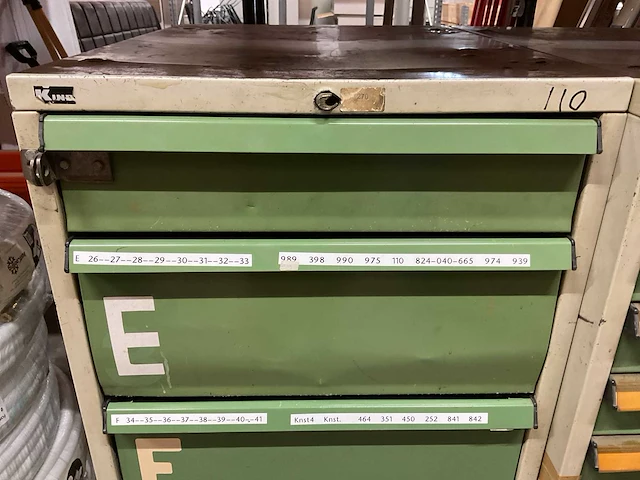 Kind werkplaatskast met machine onderdelen - afbeelding 2 van  8