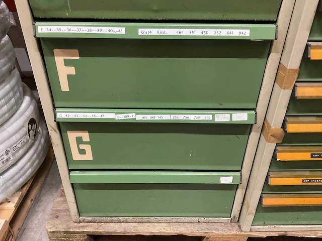 Kind werkplaatskast met machine onderdelen - afbeelding 3 van  8