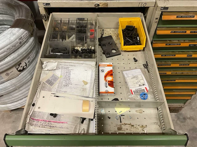 Kind werkplaatskast met machine onderdelen - afbeelding 4 van  8