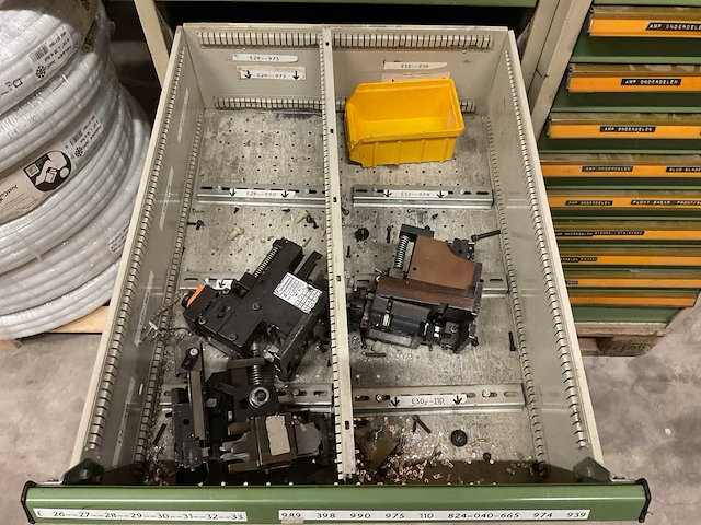Kind werkplaatskast met machine onderdelen - afbeelding 5 van  8