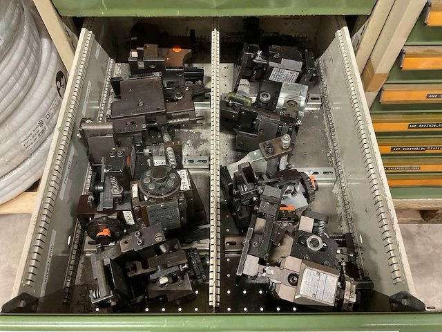 Kind werkplaatskast met machine onderdelen - afbeelding 6 van  8