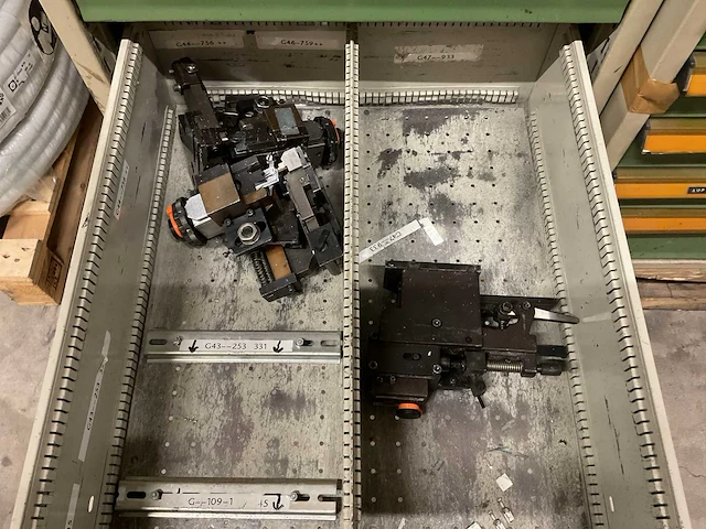 Kind werkplaatskast met machine onderdelen - afbeelding 7 van  8