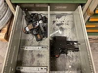 Kind werkplaatskast met machine onderdelen - afbeelding 7 van  8