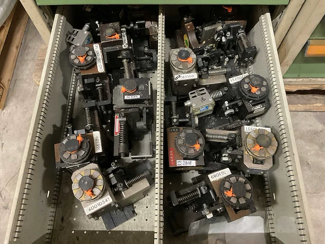 Kind werkplaatskast met machine onderdelen - afbeelding 8 van  8