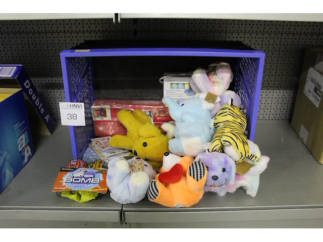 Kinderartikelen w.o. knuffels, stickers en waterbomb - afbeelding 1 van  2
