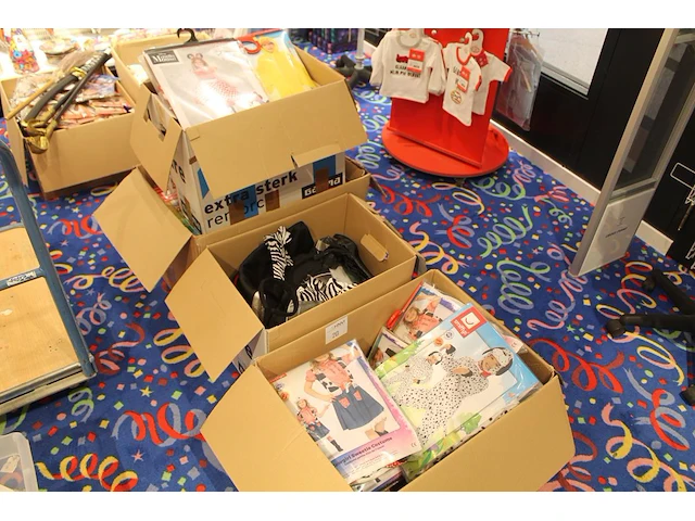 Kindercarnavalskleding en -accessoires w.o. circa 50 kostuums (w.o. mini mouse, cowgirl, eend, dalmatier, g... - afbeelding 1 van  4
