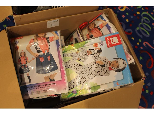 Kindercarnavalskleding en -accessoires w.o. circa 50 kostuums (w.o. mini mouse, cowgirl, eend, dalmatier, g... - afbeelding 2 van  4