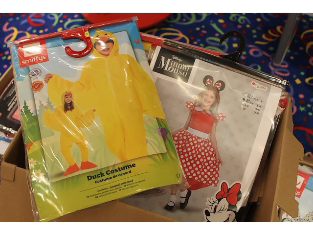 Kindercarnavalskleding en -accessoires w.o. circa 50 kostuums (w.o. mini mouse, cowgirl, eend, dalmatier, g... - afbeelding 3 van  4