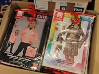 Kindercarnavalskleding en -accessoires w.o. circa 50 kostuums (w.o. mini mouse, cowgirl, eend, dalmatier, g... - afbeelding 4 van  4