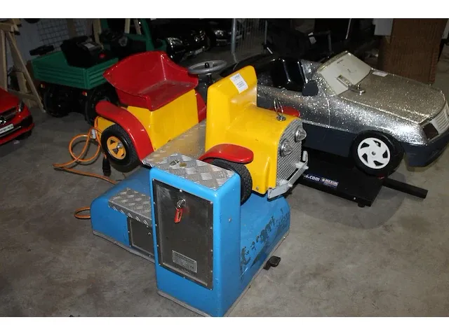 Kinderrijautomaat met muntinworp € 0,50. bouwjaar 1978. werkend getest. sleutel aanwezig. afmeting 100 x 74... - afbeelding 1 van  2