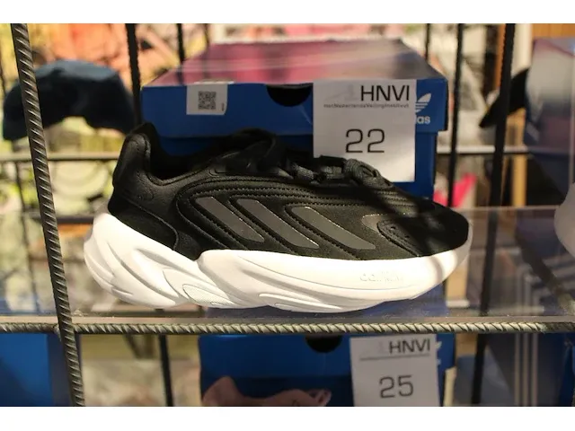 Kindersneaker adidas ozelia j maat 35,5 - afbeelding 1 van  2
