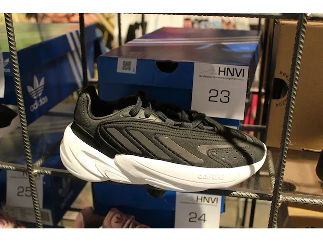 Kindersneaker adidas ozelia j maat 36 - afbeelding 1 van  2