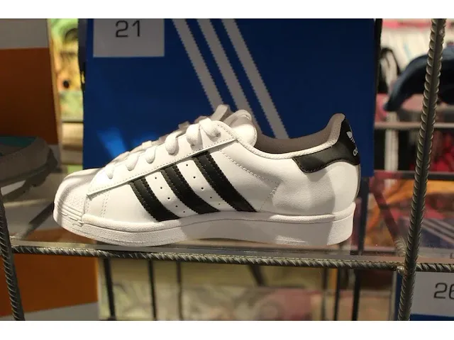 Kindersneaker adidas superstar j maat 35,5 - afbeelding 2 van  2