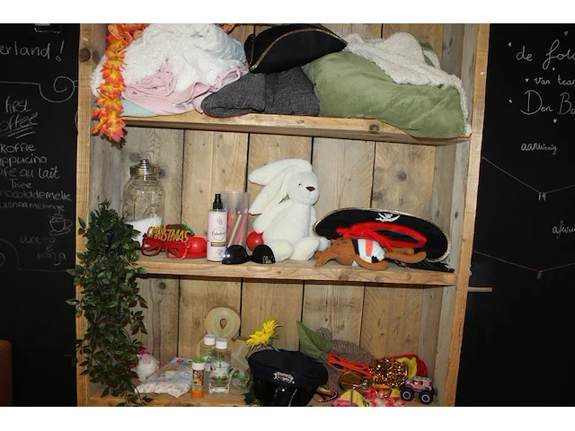 Kinderspeelgoed in en om schappenkast waaronder knuffels, petten en brillen. - afbeelding 2 van  3