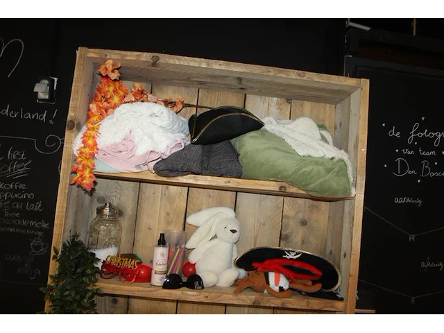 Kinderspeelgoed in en om schappenkast waaronder knuffels, petten en brillen. - afbeelding 3 van  3