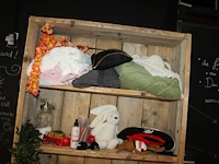 Kinderspeelgoed in en om schappenkast waaronder knuffels, petten en brillen. - afbeelding 3 van  3