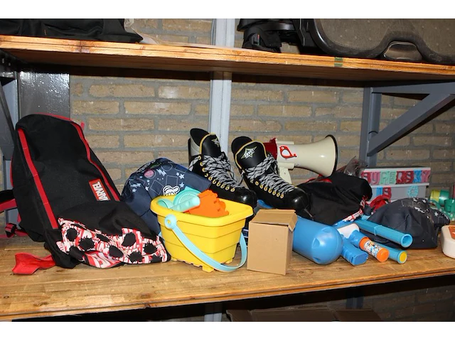 Kinderspeelgoed op schap. - afbeelding 1 van  3