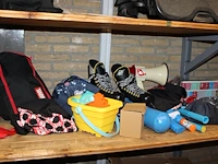 Kinderspeelgoed op schap. - afbeelding 1 van  3