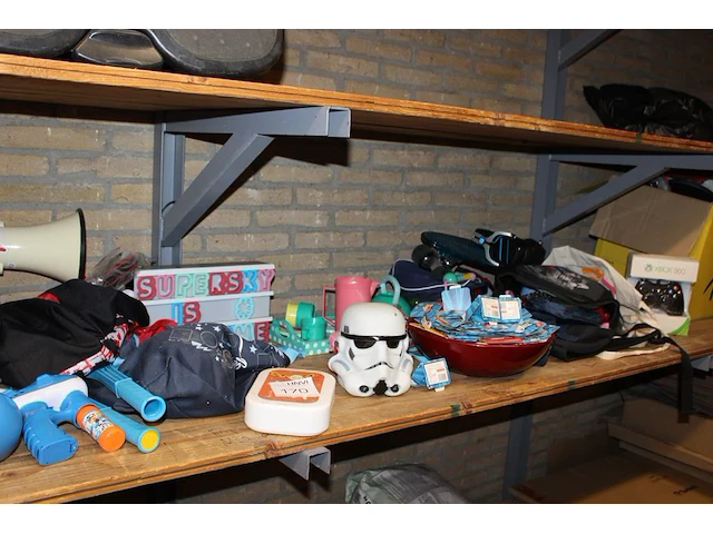 Kinderspeelgoed op schap. - afbeelding 2 van  3
