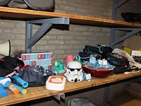 Kinderspeelgoed op schap. - afbeelding 2 van  3