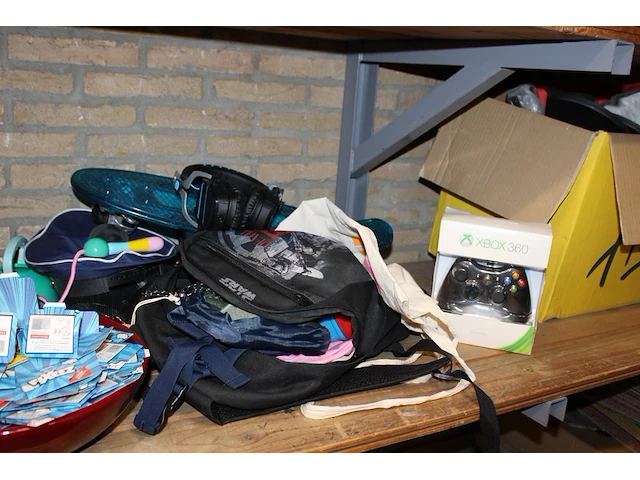 Kinderspeelgoed op schap. - afbeelding 3 van  3