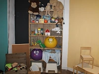 Kinderspeelgoed waaronder kist met verkleedkleren, skippybal, knuffels, bellenblaas, ballonnen, kralenplank... - afbeelding 1 van  3