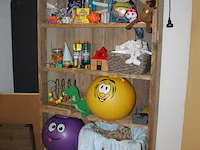 Kinderspeelgoed waaronder kist met verkleedkleren, skippybal, knuffels, bellenblaas, ballonnen, kralenplank... - afbeelding 2 van  3