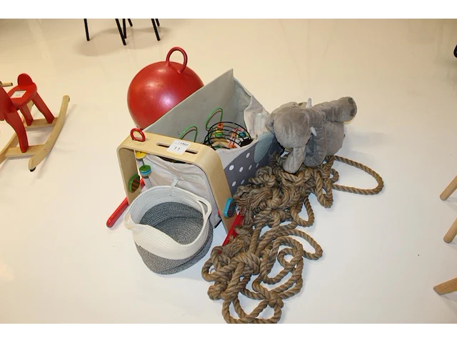 Kinderspeelgoed waaronder skippybal, knuffel, klimtouw, blokken, kralenplank, boekjes, enz. - afbeelding 1 van  2
