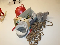 Kinderspeelgoed waaronder skippybal, knuffel, klimtouw, blokken, kralenplank, boekjes, enz. - afbeelding 1 van  2