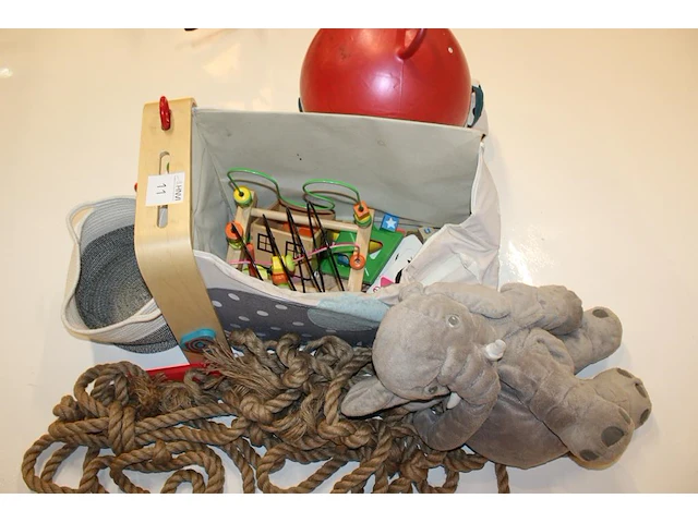 Kinderspeelgoed waaronder skippybal, knuffel, klimtouw, blokken, kralenplank, boekjes, enz. - afbeelding 2 van  2