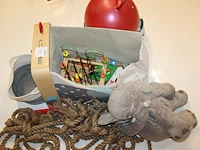 Kinderspeelgoed waaronder skippybal, knuffel, klimtouw, blokken, kralenplank, boekjes, enz. - afbeelding 2 van  2