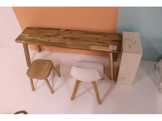 Kindertafel met stoeltje, krukje en houten kistje. afmeting 120 x 30 x 45 cm - afbeelding 1 van  2