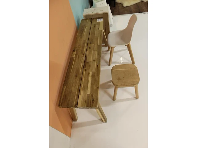 Kindertafel met stoeltje, krukje en houten kistje. afmeting 120 x 30 x 45 cm - afbeelding 2 van  2