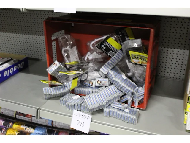 Kindervuurwerk w.o. trekrotjes en beschermbril met aansteeklont in krat - afbeelding 1 van  2