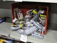 Kindervuurwerk w.o. trekrotjes en beschermbril met aansteeklont in krat - afbeelding 1 van  2