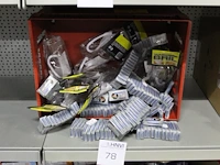 Kindervuurwerk w.o. trekrotjes en beschermbril met aansteeklont in krat - afbeelding 2 van  2